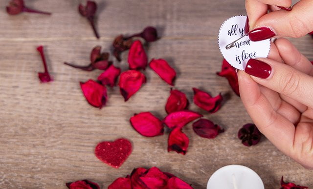 Återställ vaxet och tänd ljuset